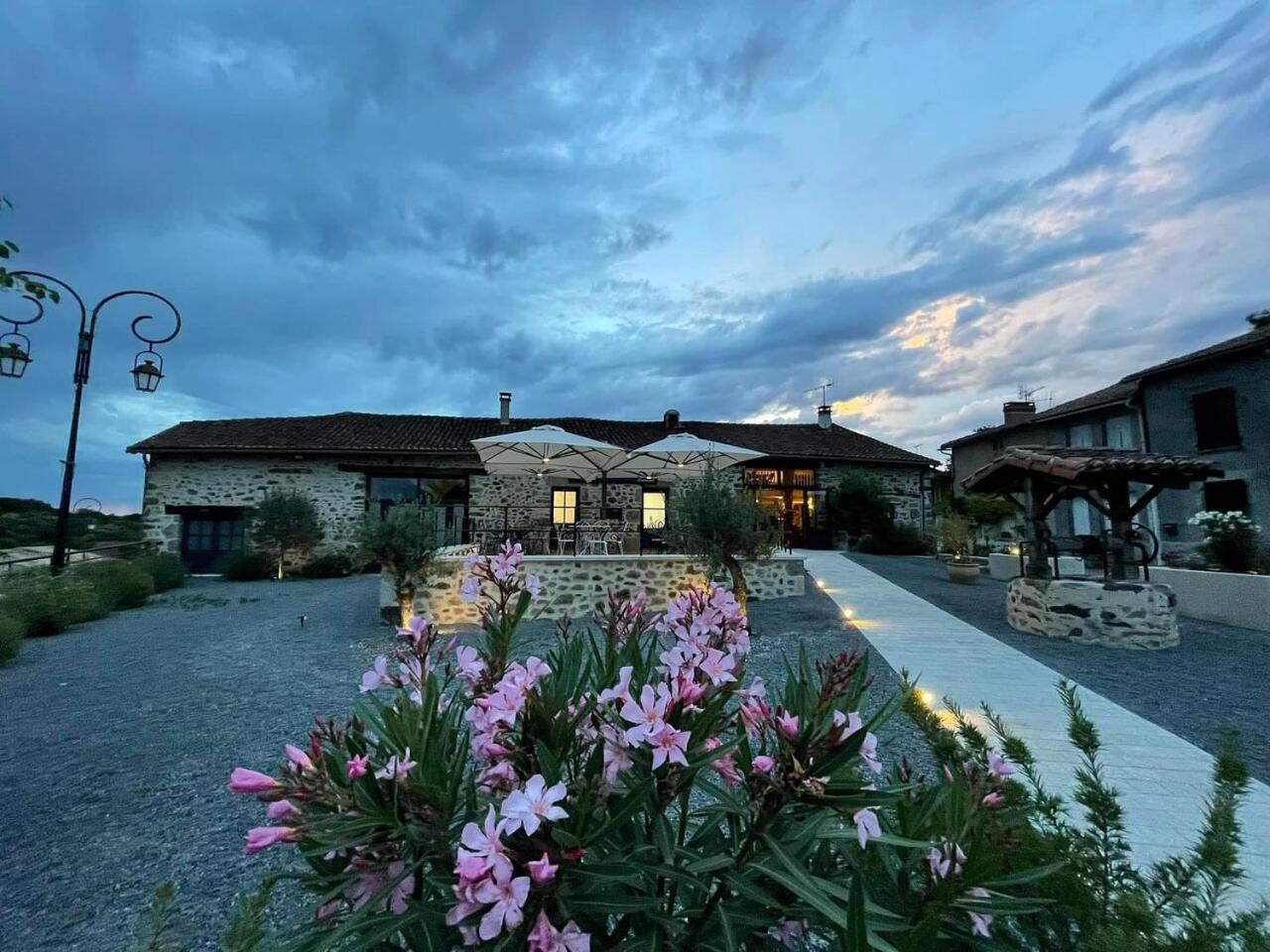 Villa Tagibao Avec Piscine Chauffee Et Spa Lesterps Kültér fotó