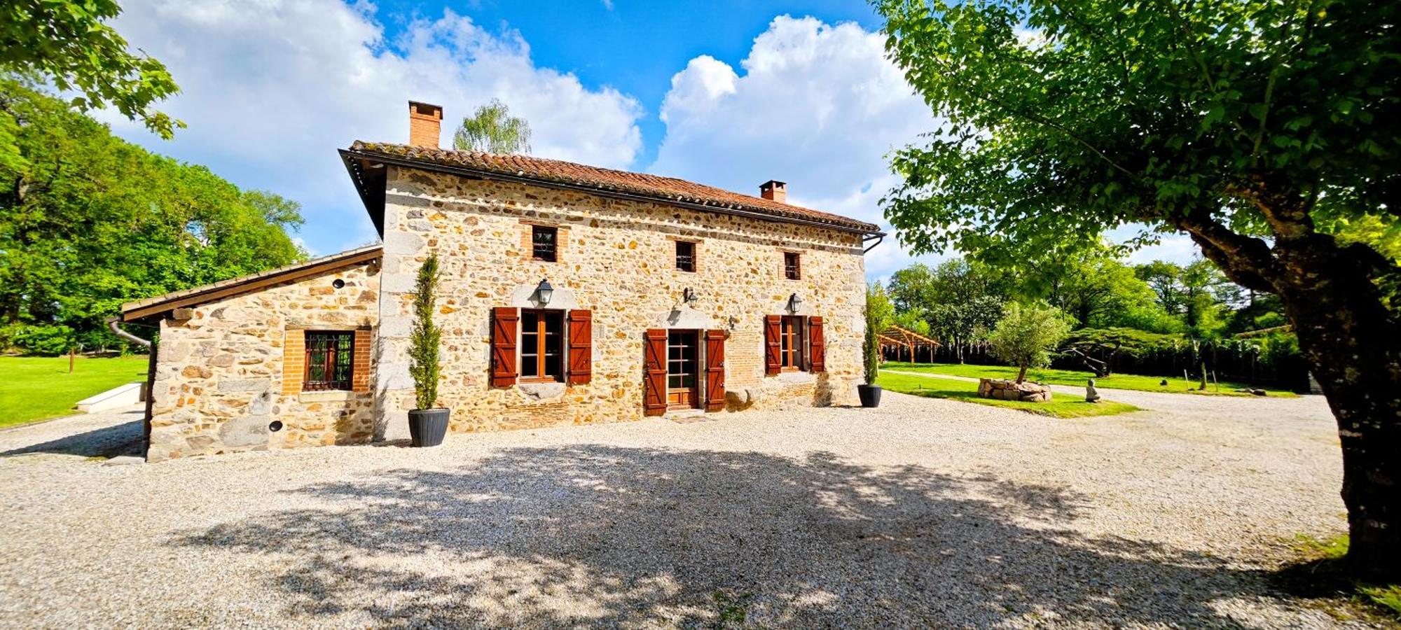 Villa Tagibao Avec Piscine Chauffee Et Spa Lesterps Kültér fotó