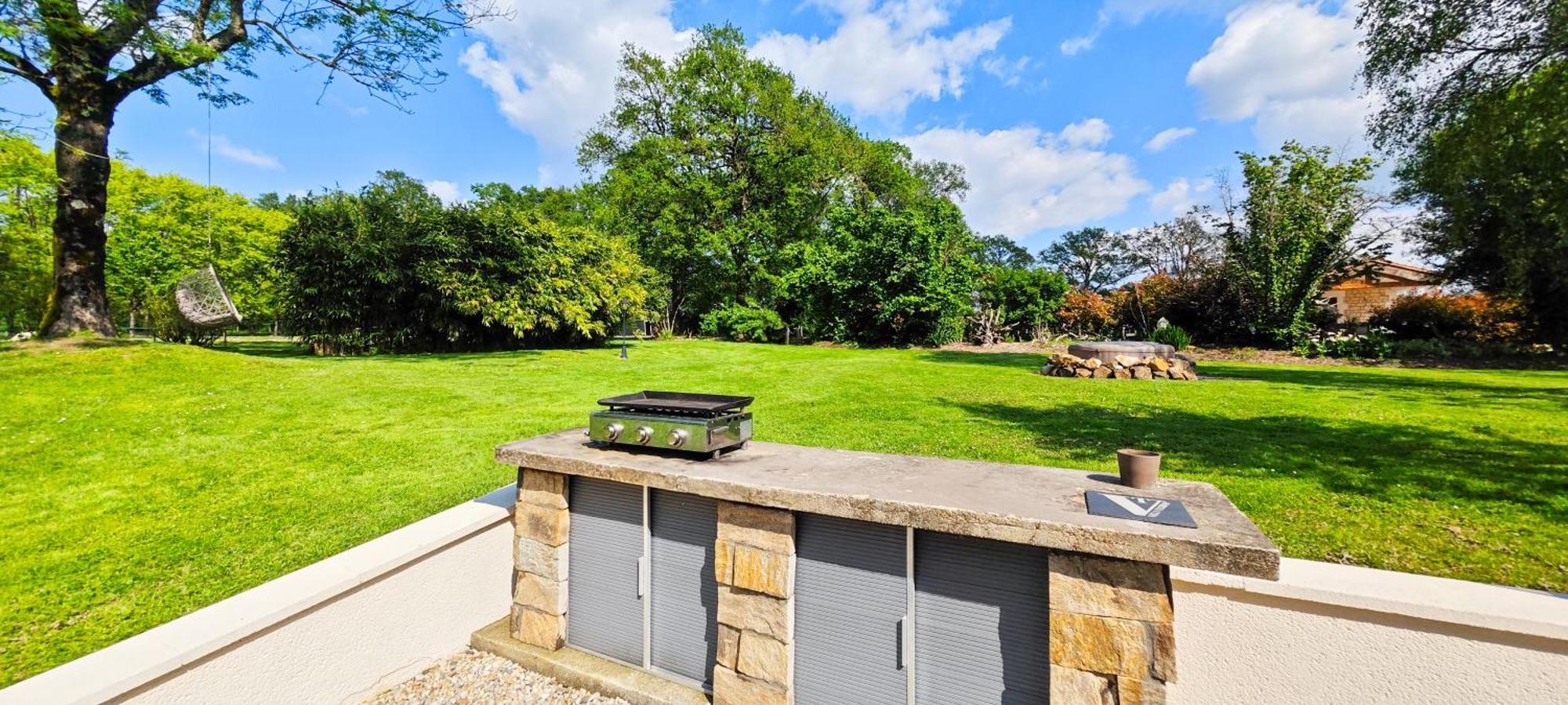 Villa Tagibao Avec Piscine Chauffee Et Spa Lesterps Kültér fotó